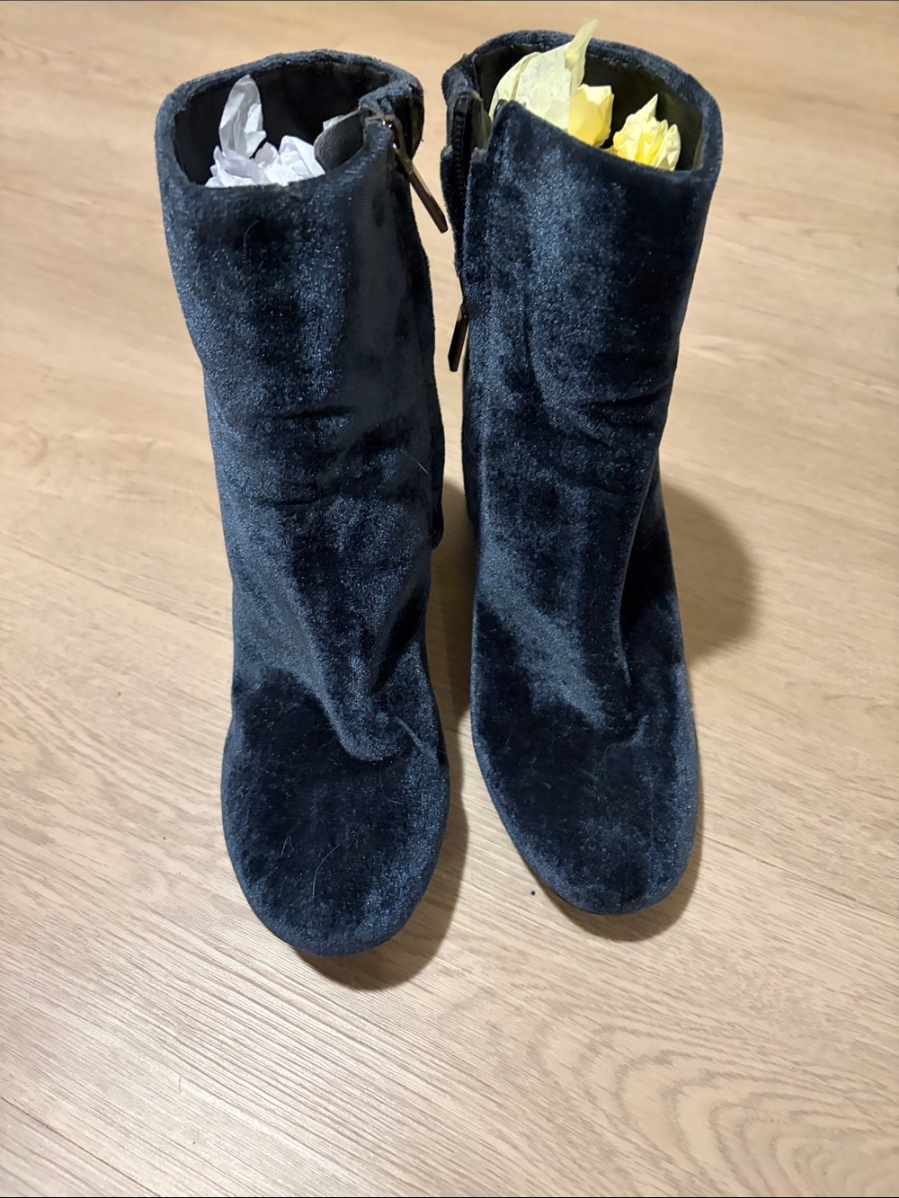 Kenneth Cole (7) Blue Velvet Ankle Booties